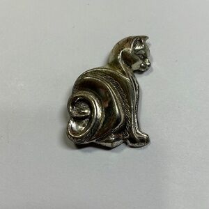 Beau Sterling Sitting Cat Brooch. 1 5/8 inches long